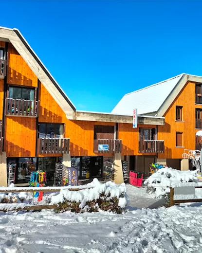 Extérieur chaleureux du magasin Sport Confort à Montclar avec des skis