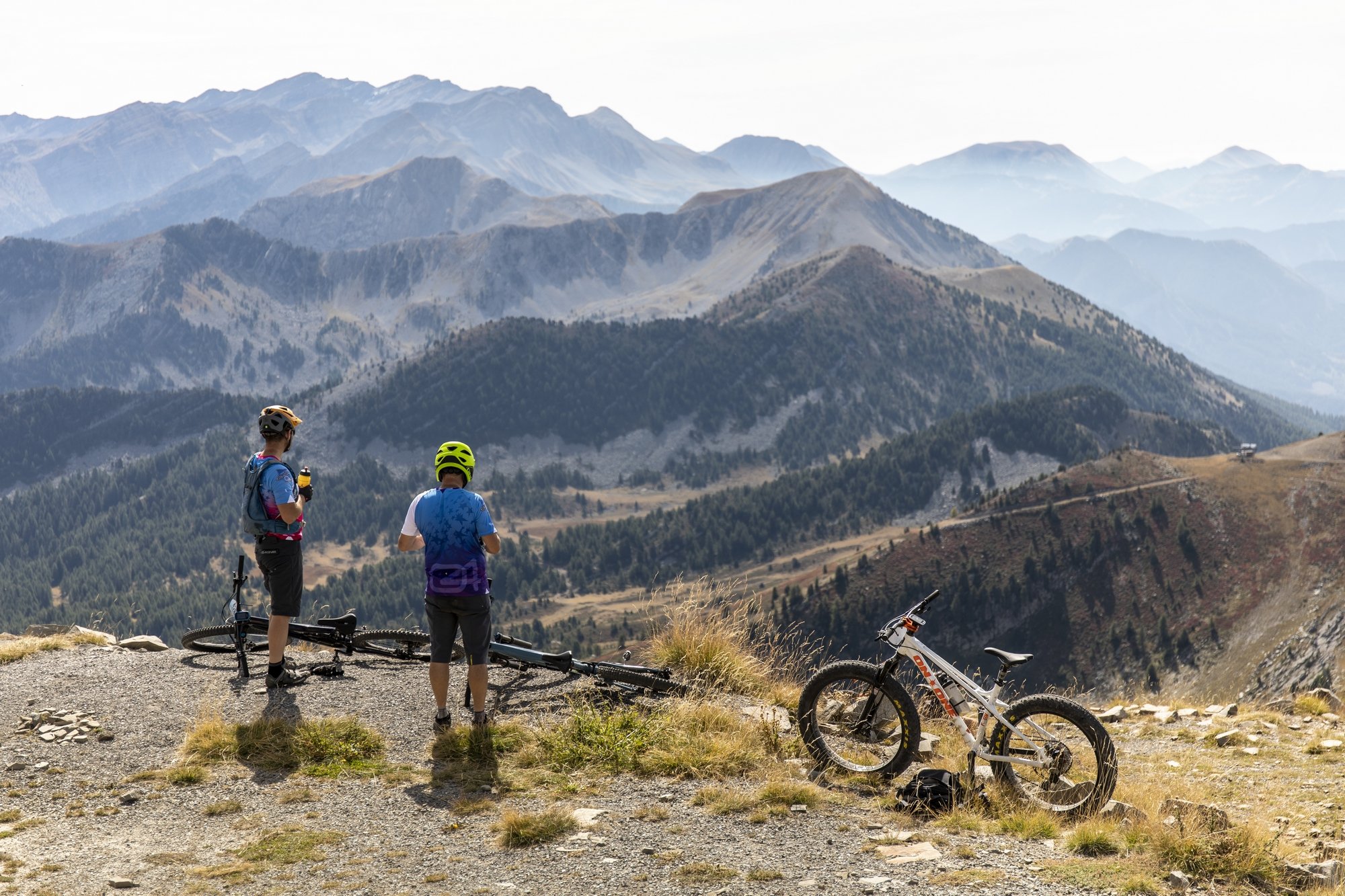 Superbes paysages des Alpes pour le VTT