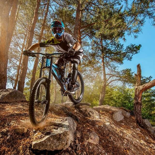 Intérieur d'un magasin de vélo avec VTT et vélos électriques